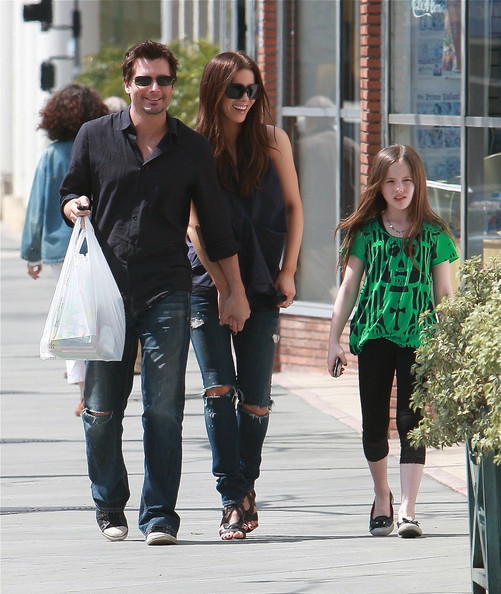 Kate Beckinsale med familie i billedet
  