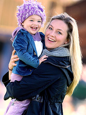   Foto på Elisabeth Röhm  & hennes Dotter  Easton August Anthony Wooster