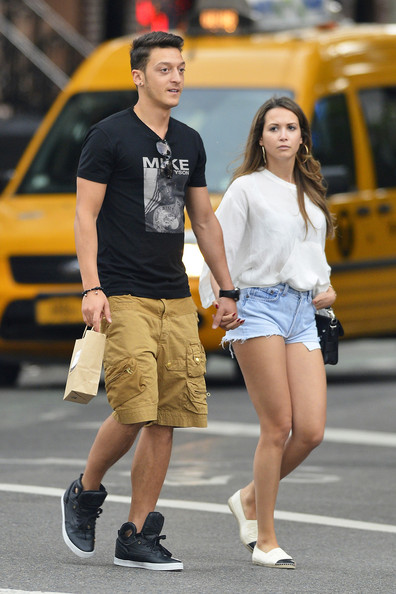 Mesut Özil avec délicieuse, amie Mandy Capristo 