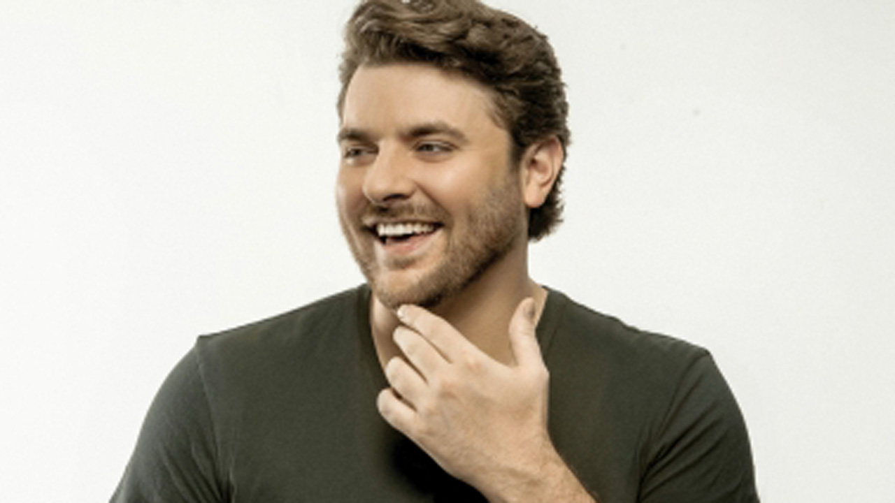 Cabelo castanho escuro e penteado alternativo de Chris Young  em 2024