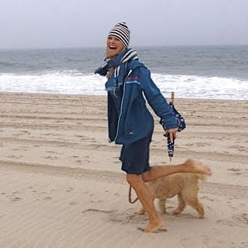 Con su delgada cuerpo y Rubio normal cabello sin sostenedor (tamaño de copa 34B) en la playa en bikini
