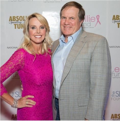 Bill Belichick met mooie, schattige, vriendin Linda Holliday 