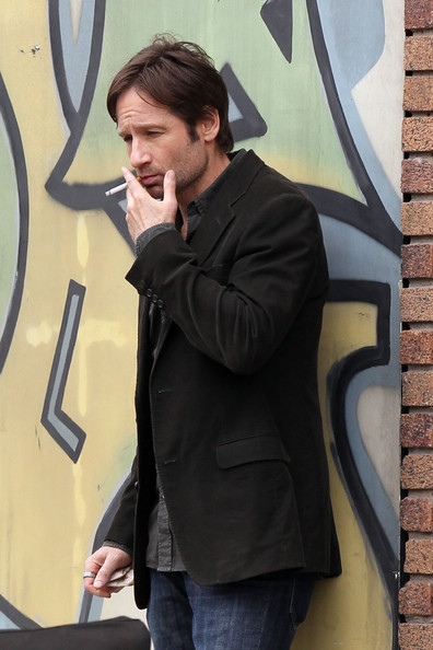 David Duchovny fumando un cigarrillo (o marihuana)
