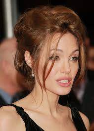 Angelina Jolie 2024 noire cheveux & Chignon style de cheveux.
