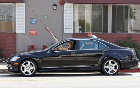 Photo of Laura Prepon  - car
