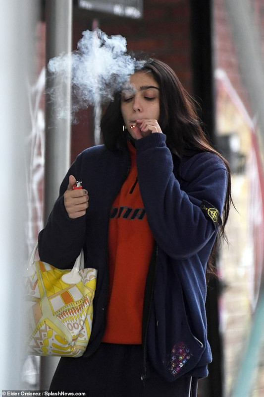 Lourdes Leon aan het roken
