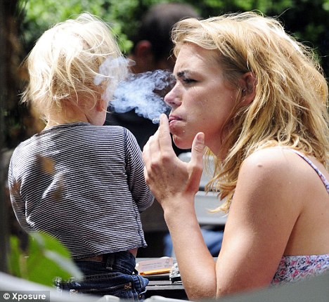 Billie Piper fuma una sigaretta (o erba)
