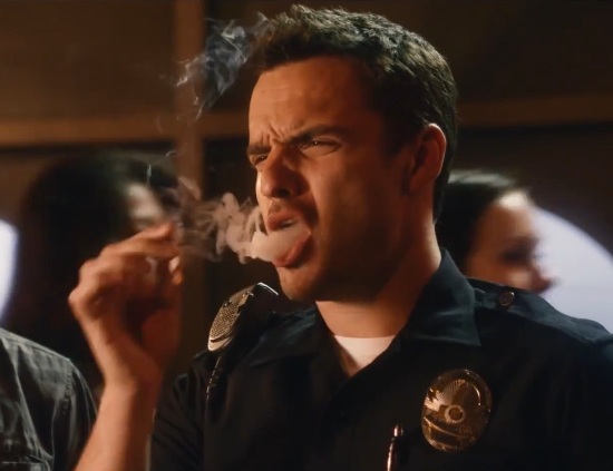 Jake Johnson röker en cigarett (eller weed)
