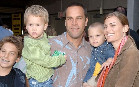 Jack Johnson med familie i billedet
  