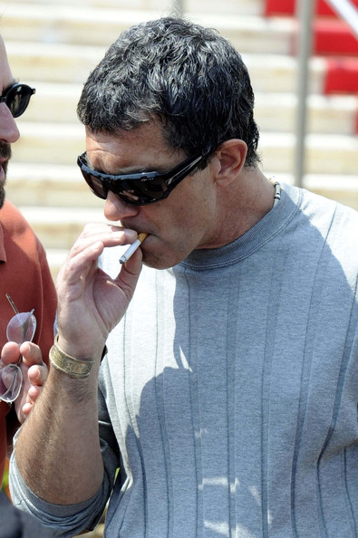Antonio Banderas fumando un cigarrillo (o marihuana)
