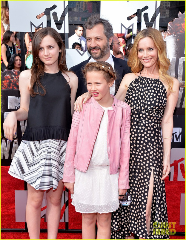 Leslie Mann med familie i billedet
  