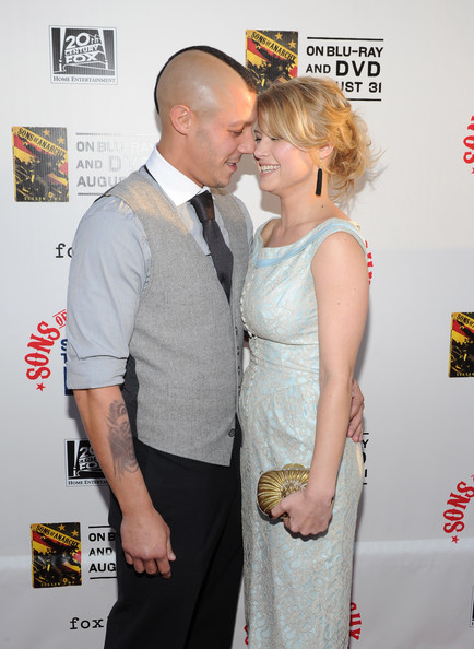    Theo Rossi con hermoso, Novia Sarah Jones 