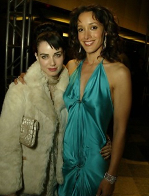 Mia Kirshner avec célibataire  