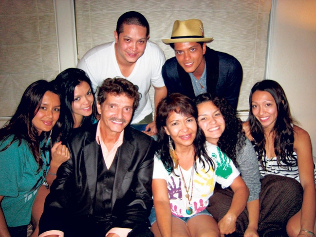 Bruno Mars med familie i billedet
  