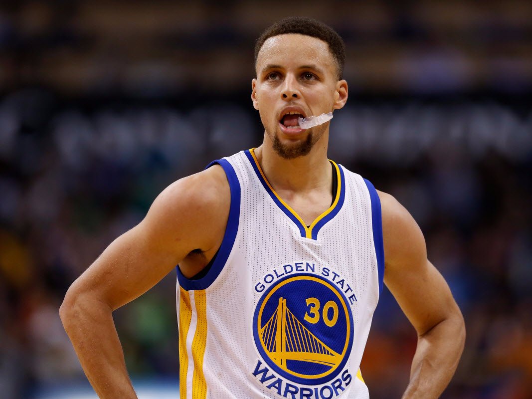 Cabello Café/Negro y peinado afro de Stephen Curry  en 2024