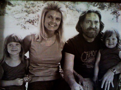 Willie Nelson med familie i billedet
  