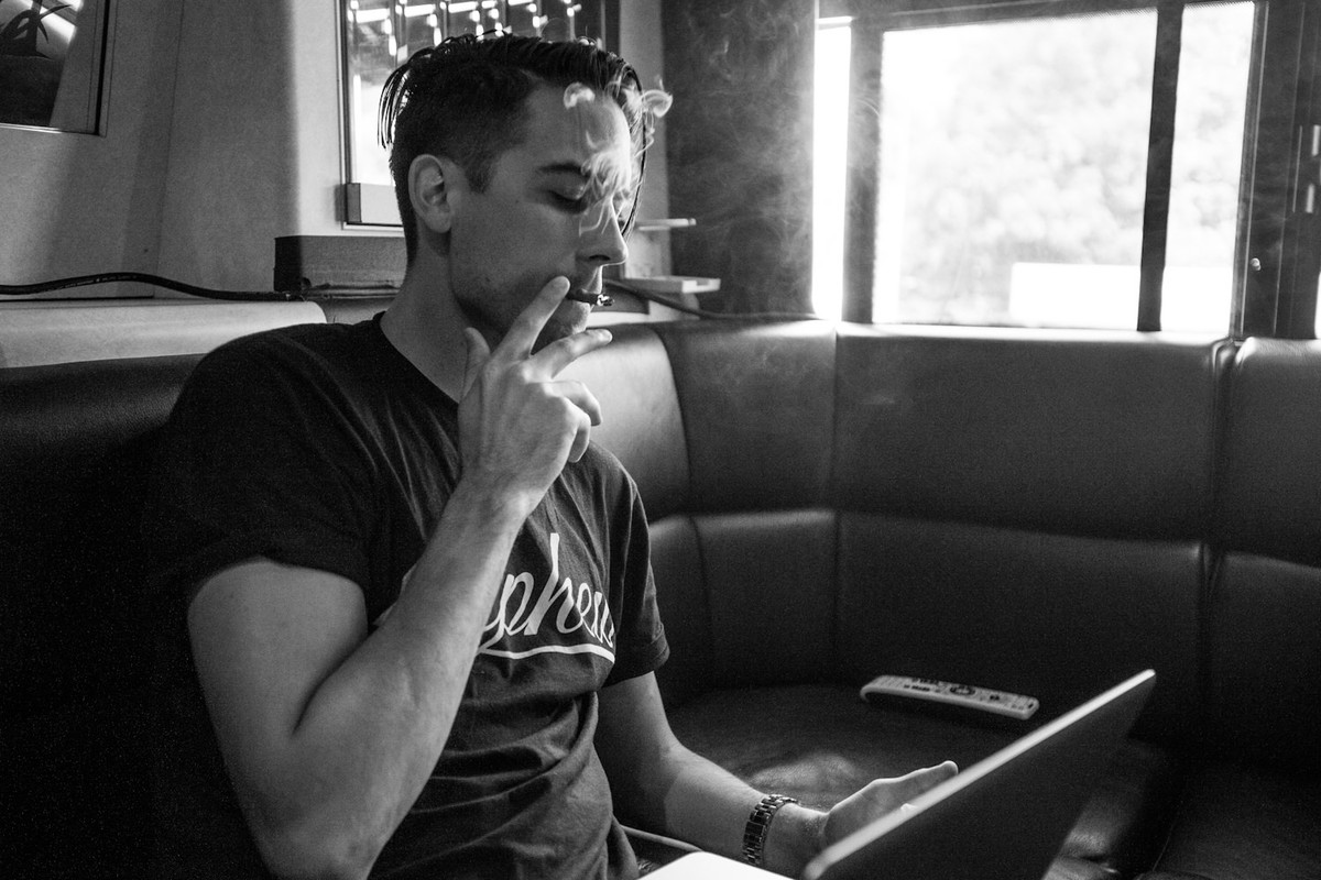 G-Eazy röker en cigarett (eller weed)
