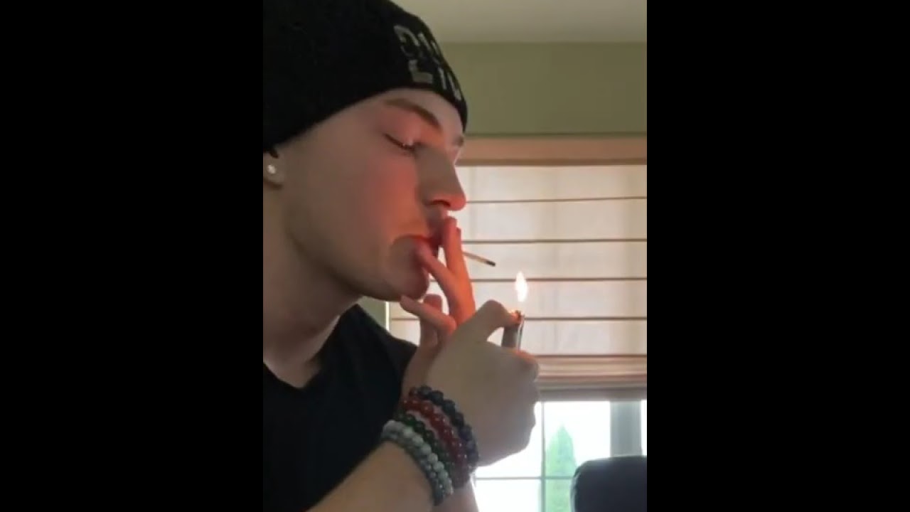 Lance Stewart fumando un cigarrillo (o marihuana)
