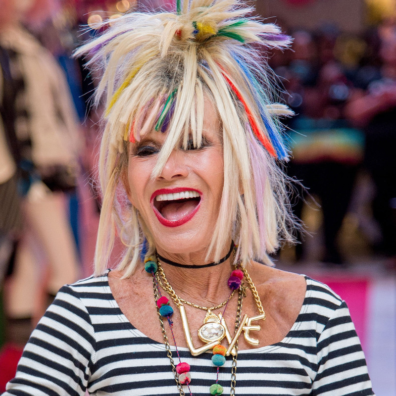 Cabello Rubio claro y peinado bohemio de Betsey Johnson  en 2024