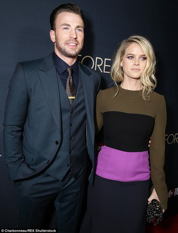    Alice Eve med vennlig, Kjæreste Chris Evans 