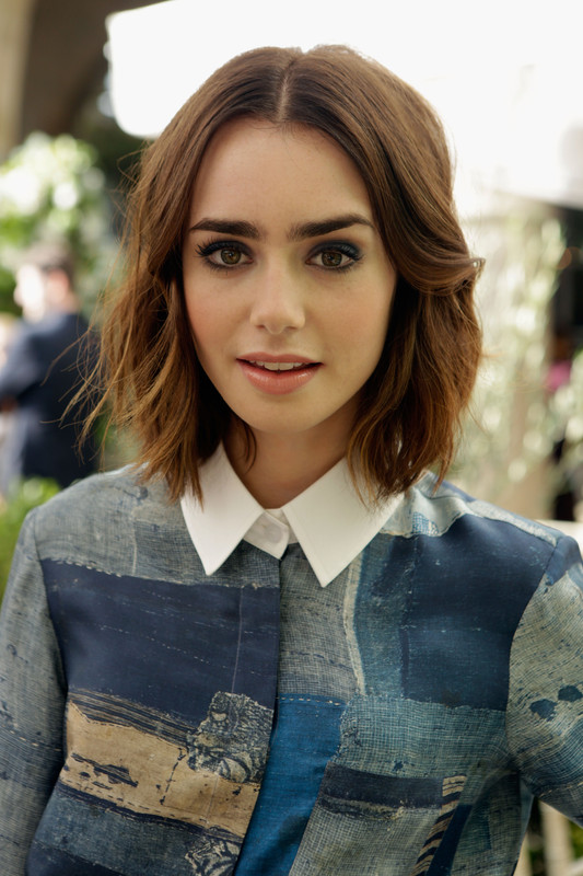 Lily Collins s 2024 Ljus brun hår & beachy hårstil.
