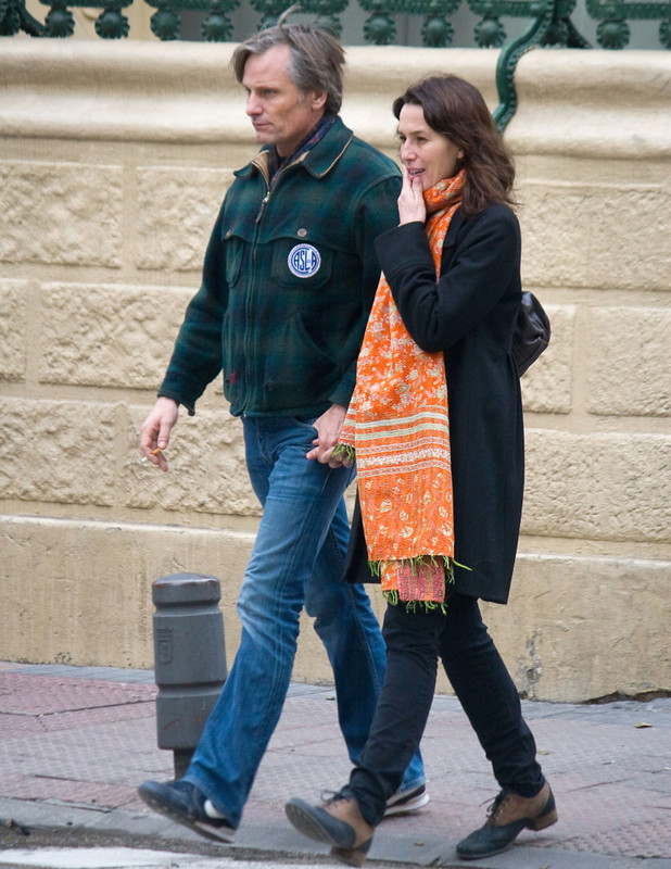 Viggo Mortensen fumando un cigarrillo (o marihuana)
