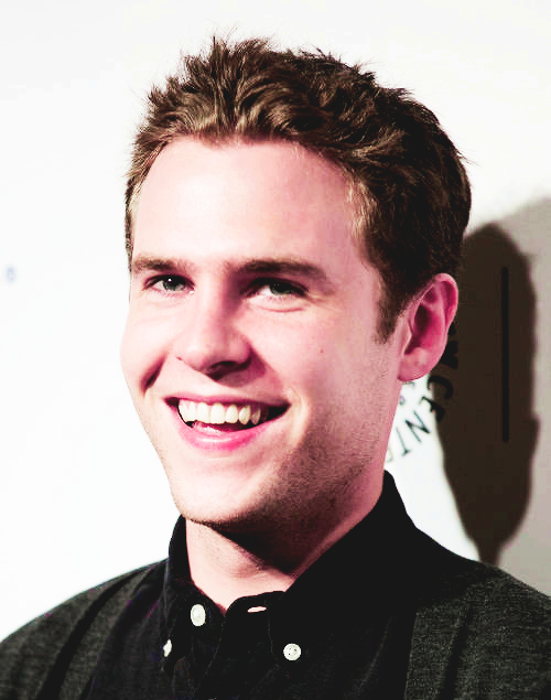 Cabelo castanho claro e penteado curto de Iain De Caestecker  em 2024