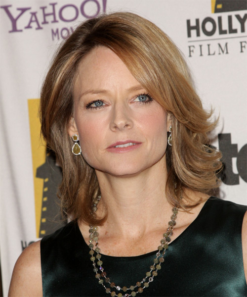 Jodie Foster 2024 brun clair cheveux & beachy style de cheveux.
