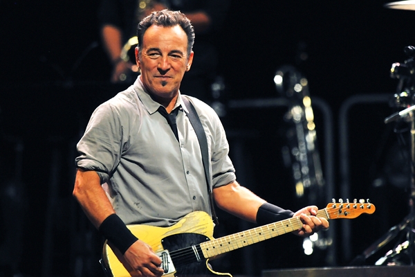 Bruce Springsteen 2024 Dunkelbraun Haar & Alternative Haarstil.
