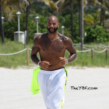 Com uma devoção
ao cristianismo
,
 Balança mostrando seu corpo nu, com forma muscular na praia
