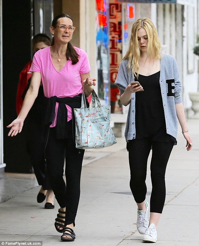   Foto på Dakota Fanning  & hennes Mamma  Heather Joy