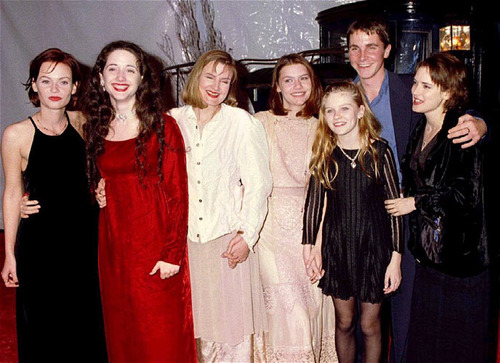 Photo de famille de la comédienne, rendez-vous amoureux Scott Mackinlay Hahn, célèbre pour Beetle Juice, Little Women & Stranger Things.
  