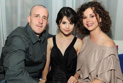 Familjefoto av skådespelerska,  musiker &  artist, dejtar Justin Bieber, känd för Wizards of Waverly Place, Shake It Up!.
  