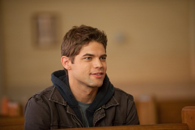 Cabelo castanho escuro e penteado ousado de Jeremy Jordan  em 2024