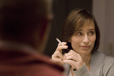 Kristin Scott Thomas raucht einer Zigarette (oder Cannabis)
