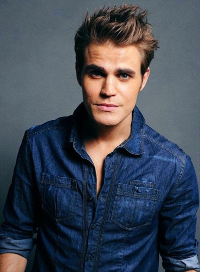 Cabelo castanho claro e penteado casual de Paul Wesley  em 2024