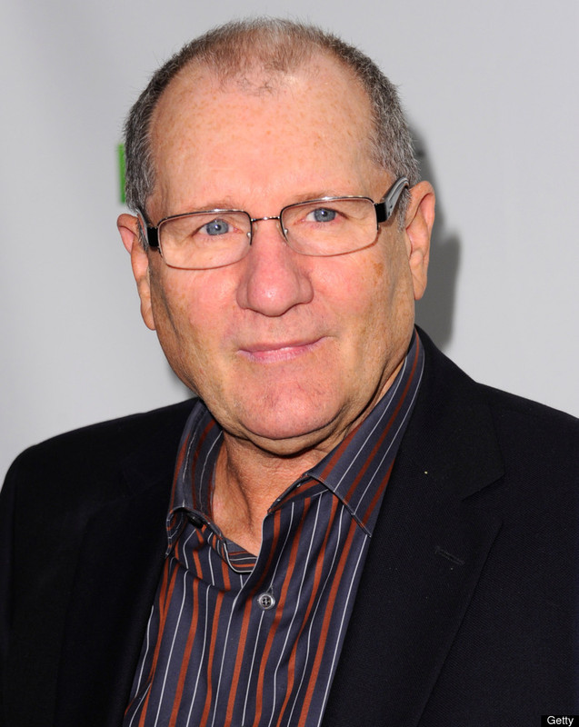 Cabelo castanho médio e penteado chique de Ed O’Neill  em 2024