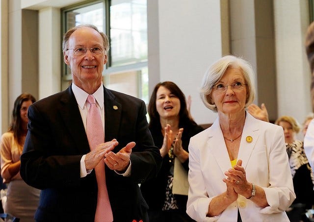 Photo de famille de la politicien, marié à Dianne Bentley, célèbre pour 53rd Governor of Alabama.
  