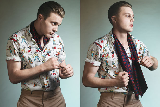 Michael Pitt s 2024 Medel blond hår & chic hårstil.
