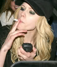 Avril Lavigne röker en cigarett (eller weed)
