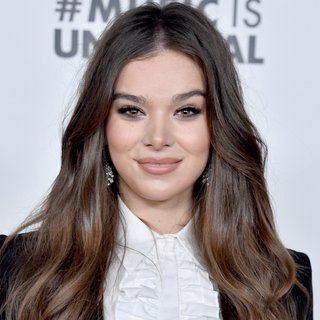Hailee-Steinfeld