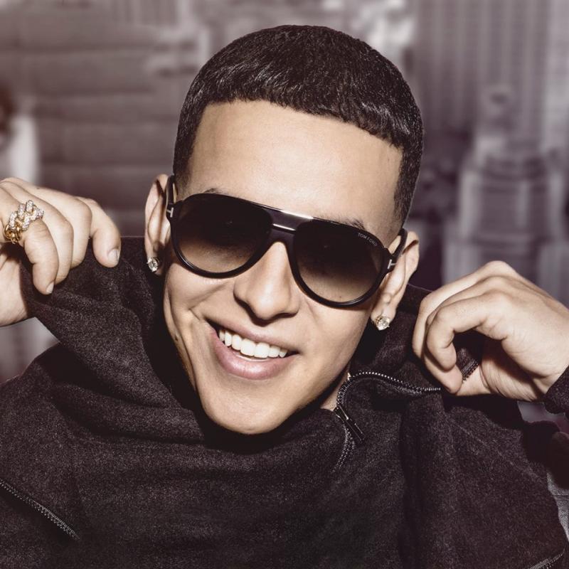 Cabelo preto e penteado simples de Daddy Yankee  em 2024