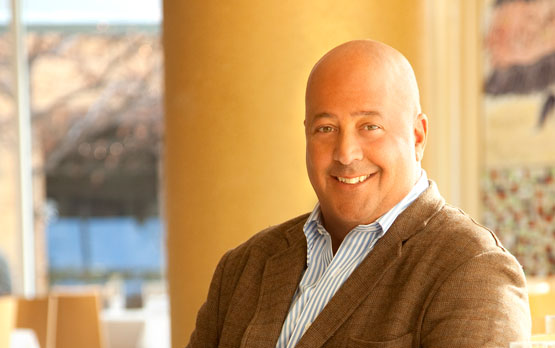 Cabelo careca e penteado clássico de Andrew Zimmern  em 2024