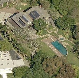 Photo: house/residence of the cool 120 million earning Malibu, California, USA-resident
