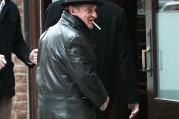 Joe Pesci raucht einer Zigarette (oder Cannabis)
