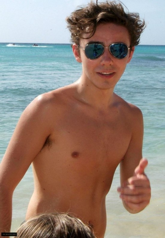 Nathan Sykes pali papierosa (lub trawkę)
