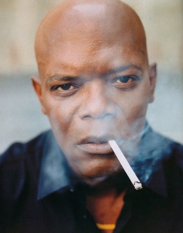 Samuel L. Jackson pali papierosa (lub trawkę)
