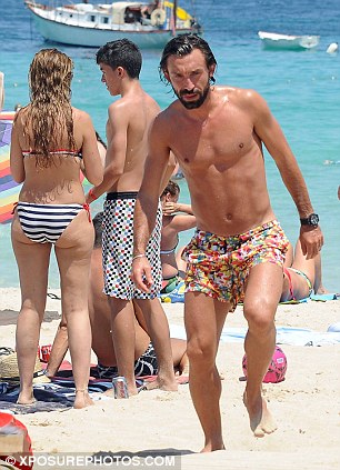 Com uma devoção
à Igreja Católica
,
 Touro mostrando seu corpo nu, com forma esbelta na praia
