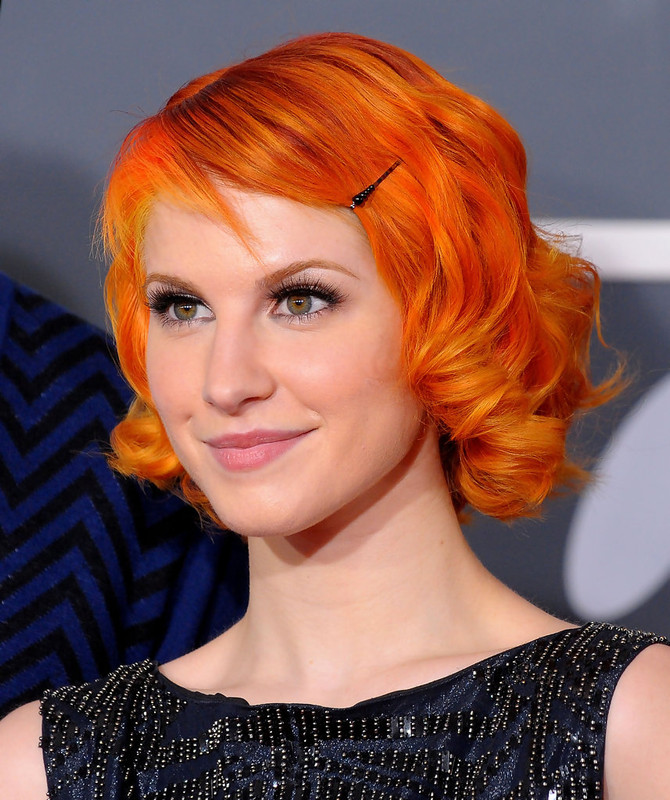 Hayley Williams 2024 rouge cheveux & alternative style de cheveux.
