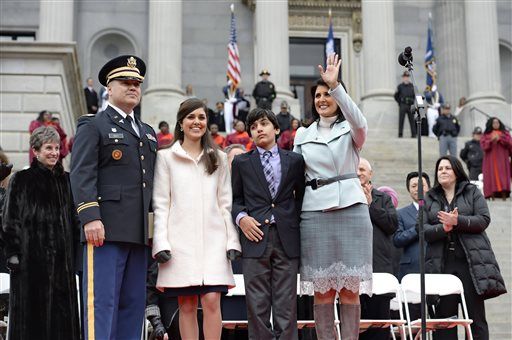 Nikki Haley med familie på bildet
  